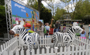 Rotterdam Diergaarde Blijdorp 7 mei 2015 Playmobil 4-daagse in Diergaarde Blijdorp van 7 t/m 10 mei met het thema de Zoo. Kinderen kunnen hun eigen dierentuin creëren met dieren uit de hele wereld. Nieuw in deze rijke dierenwereld is de okapi. Heel toepasselijk nu in Blijdorp weer okapi's zijn te bewonderen in het gloednieuwe Afrikaanse regenwoud. Een aantal extra grote figuren uit de speelgoed-dierentuin is te vinden op het voorplein bij de Rivièrahal. Lego in Blijdorp NOVUM COPYRIGHT Rob Doolaard