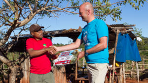 overhandiging-cheque-coen-de-ruiter-aan-guy-randriatahina